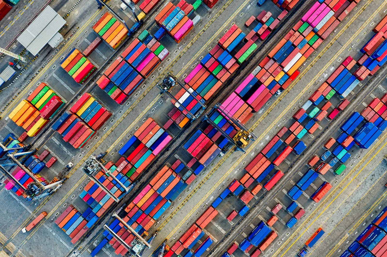Vista aérea de autotanques en una terminal