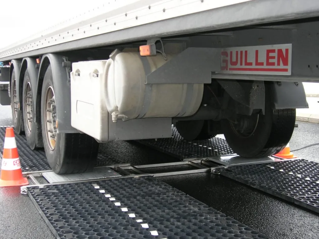 Autotanque sobre báscula vehicular